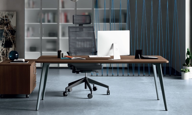 Monitor elhelyezése vezetői íróasztalon ergonomikus és reprezentatív kialakítással