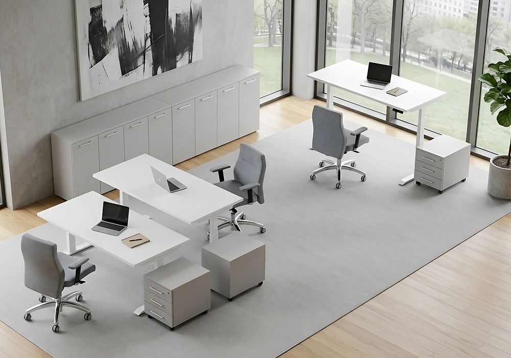 irodaberendezés emelhető T-lábas munkaállomás fehér szögletes íróasztalokkal és görgős konténerekkel modern open office irodában